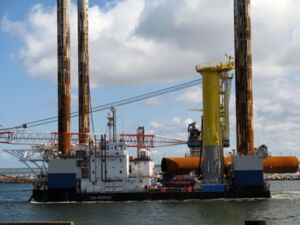 Mit Hilfe des Installationsschiffs Seaworker werden 21 Windkraftanlagen von Baltic 1 aufgestellt.